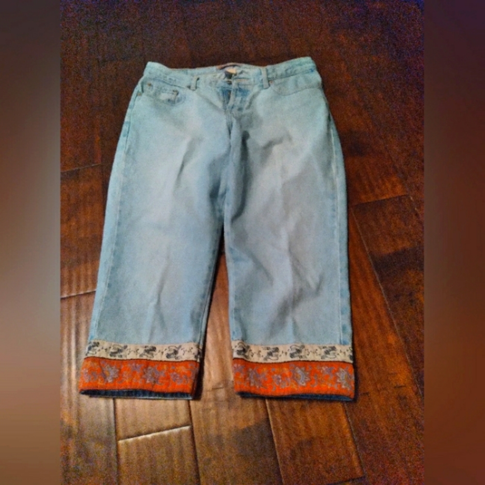 Light Blue Capri Jeans with Decorative Floral Border Trim‎ Casual Summer Pants